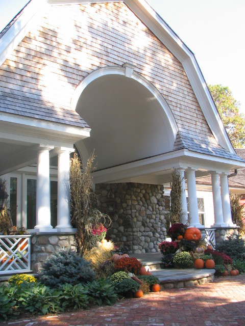 Idée de décoration pour une façade de maison marron bohème en bois de taille moyenne et à un étage avec un toit de Gambrel.