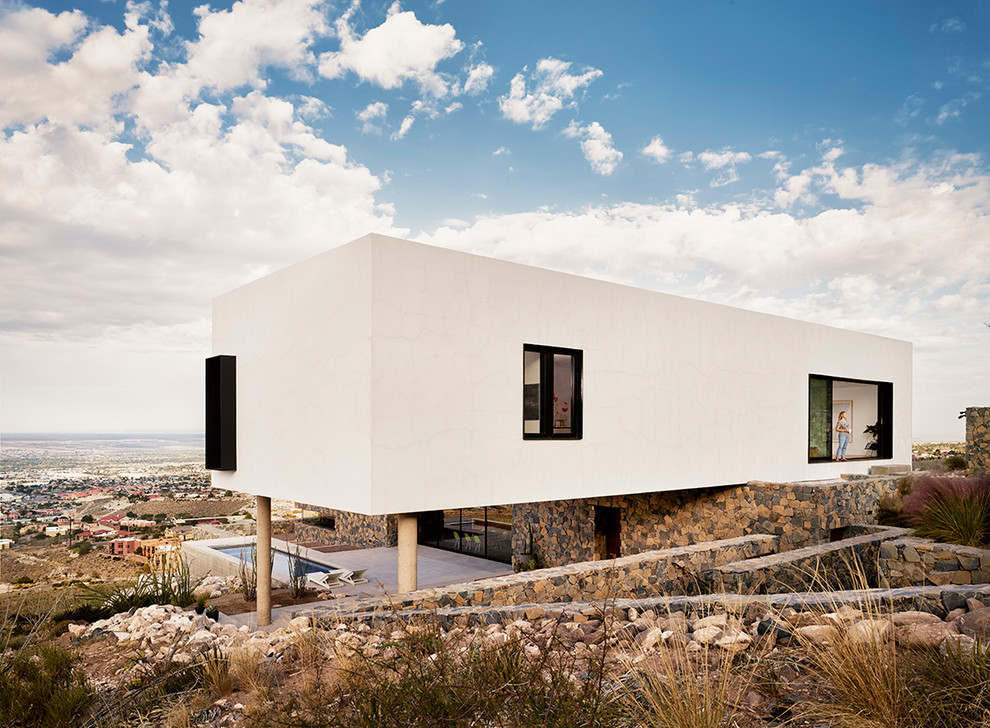 Zweistöckiges Modernes Einfamilienhaus mit Mix-Fassade, weißer Fassadenfarbe und Flachdach in Austin