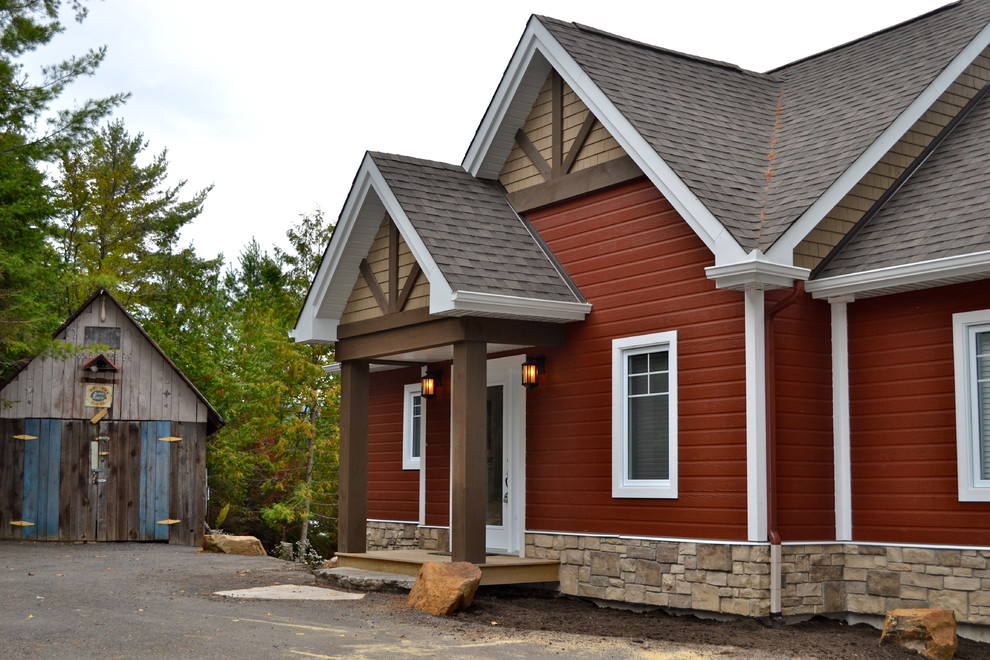 Modelo de fachada de casa roja de estilo de casa de campo de tamaño medio de dos plantas con revestimientos combinados, tejado a dos aguas y tejado de teja de madera