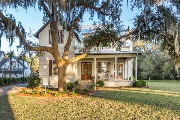 Inspiration for a farmhouse house exterior in Jacksonville.