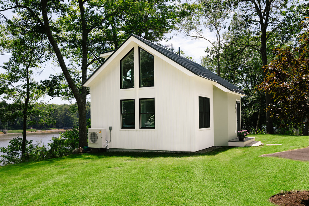 Источник вдохновения для домашнего уюта: маленький, двухэтажный, разноцветный частный загородный дом в современном стиле с металлической крышей для на участке и в саду