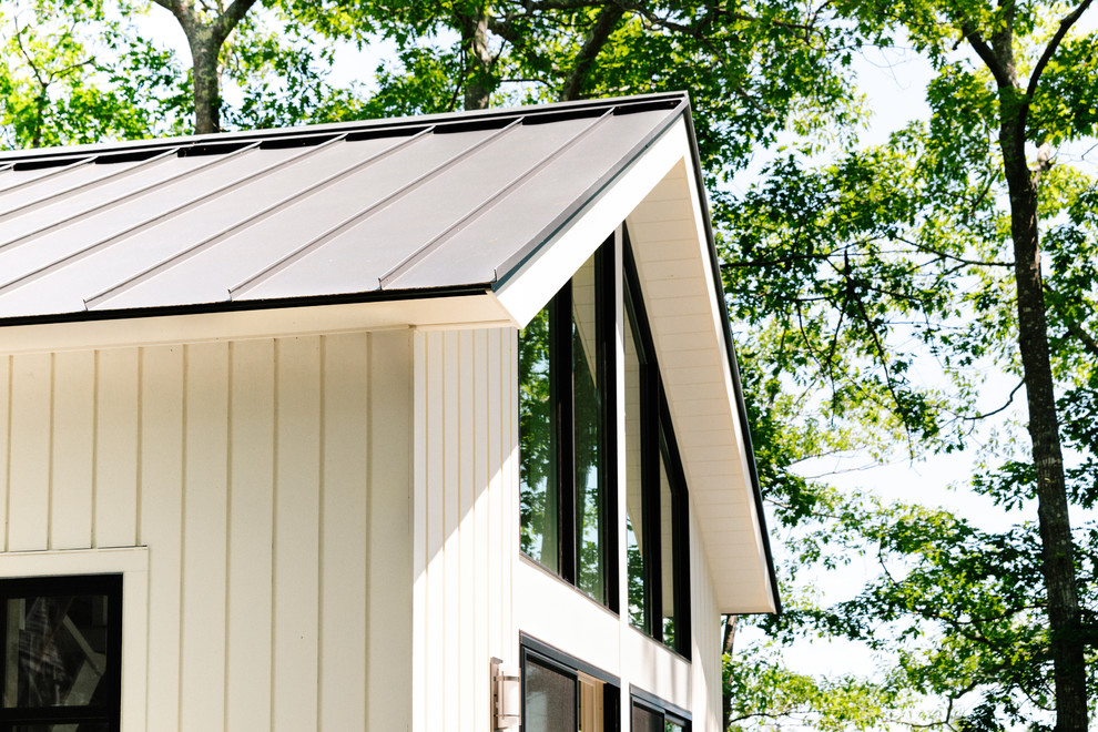 Kleines, Zweistöckiges Modernes Einfamilienhaus mit bunter Fassadenfarbe und Blechdach in Portland Maine