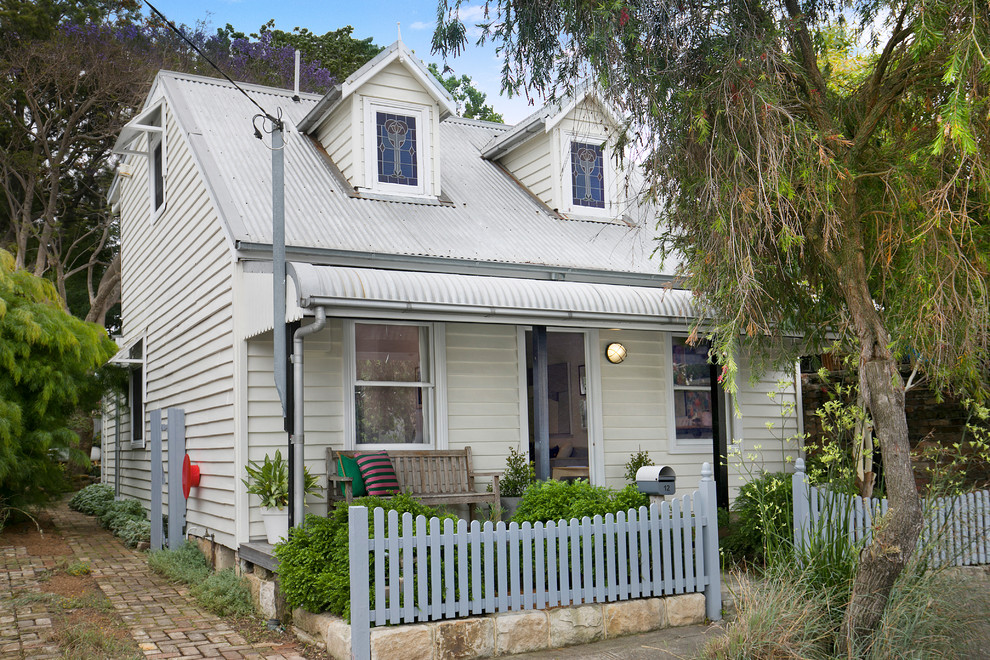 Zweistöckiges Klassisches Einfamilienhaus mit weißer Fassadenfarbe und Blechdach in Sydney