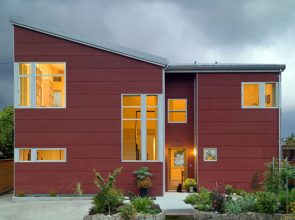 Пример оригинального дизайна: двухэтажный, красный, большой, деревянный дом в современном стиле с плоской крышей