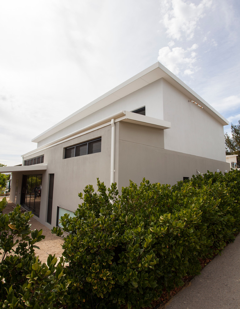 Zweistöckiges Modernes Einfamilienhaus mit beiger Fassadenfarbe, Flachdach und Blechdach in Perth