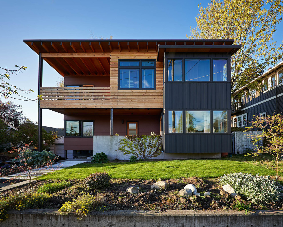 Mittelgroßes, Zweistöckiges Modernes Einfamilienhaus mit Mix-Fassade, roter Fassadenfarbe, Pultdach und Blechdach in Seattle
