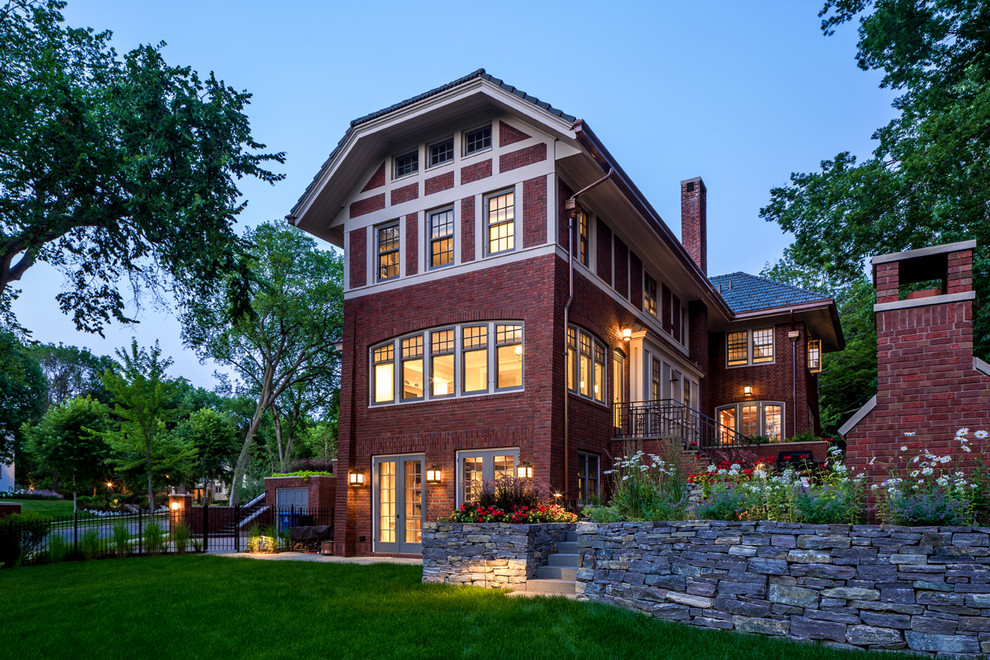Пример оригинального дизайна: трехэтажный, кирпичный, красный дом в классическом стиле с полувальмовой крышей