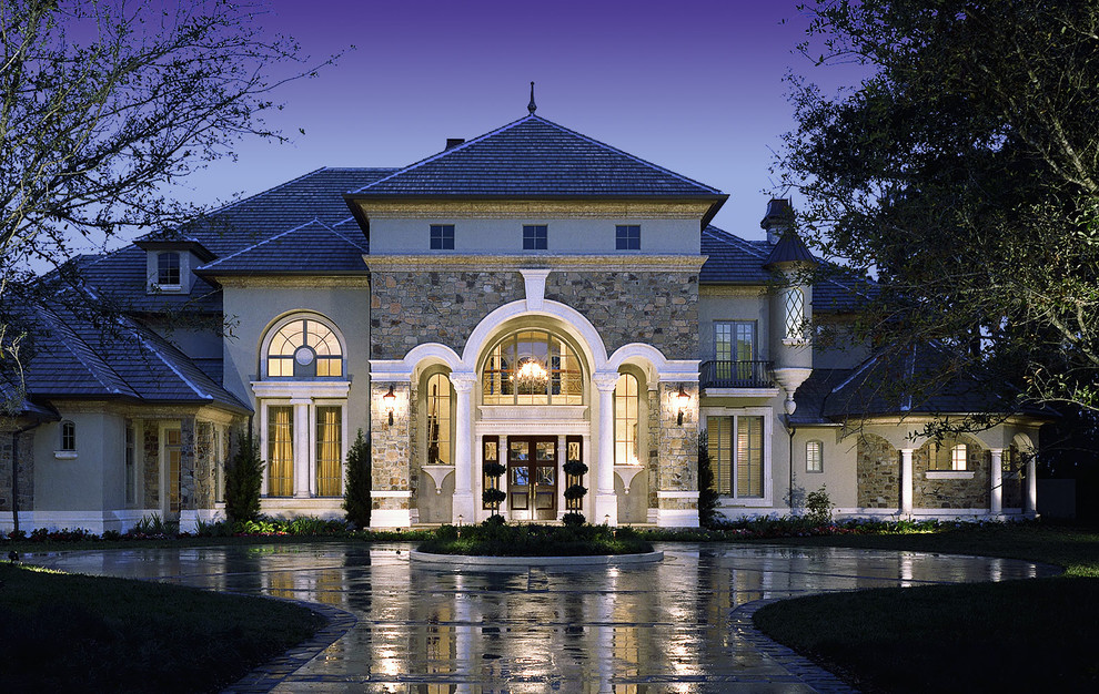 Пример оригинального дизайна: большой, трехэтажный, серый дом в классическом стиле с комбинированной облицовкой