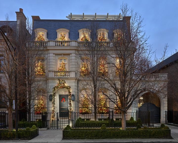 Großes, Dreistöckiges Klassisches Einfamilienhaus mit Steinfassade, beiger Fassadenfarbe, Flachdach und Ziegeldach in Chicago