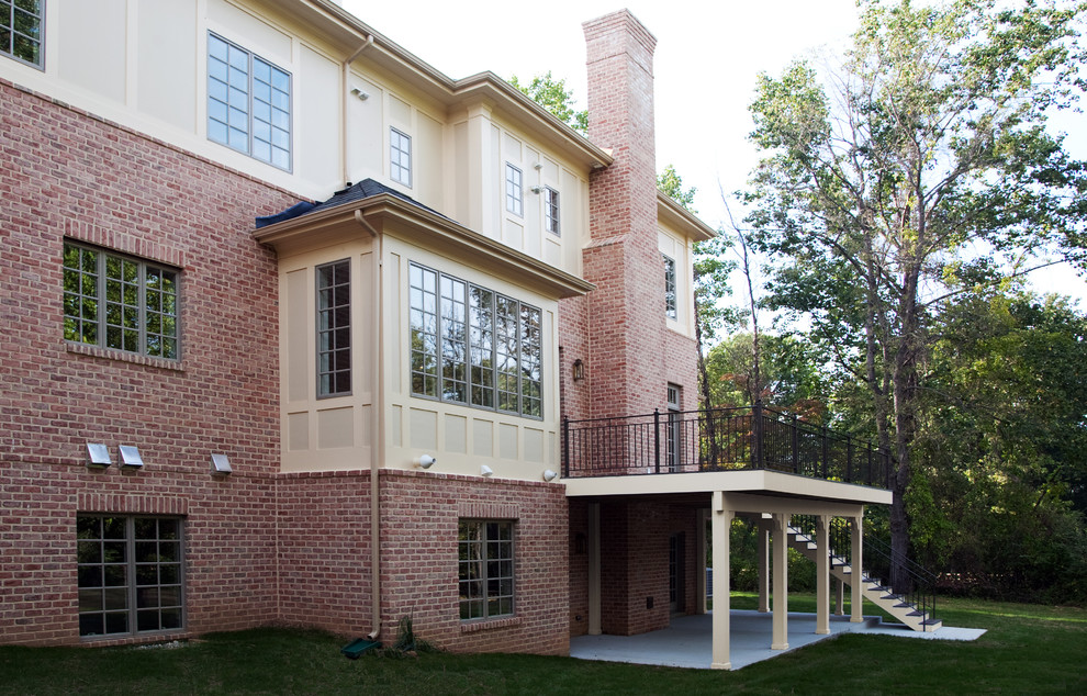 Große, Zweistöckige Klassische Holzfassade Haus mit beiger Fassadenfarbe in Baltimore