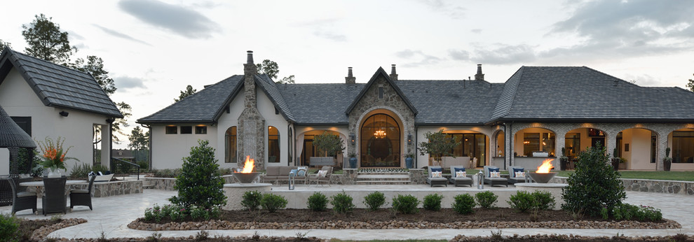 Ispirazione per la villa ampia beige eclettica a un piano con rivestimento in stucco, tetto a capanna e copertura in tegole