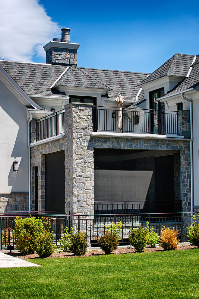 Foto de fachada de casa gris clásica renovada grande de dos plantas con revestimientos combinados, tejado a dos aguas y tejado de varios materiales