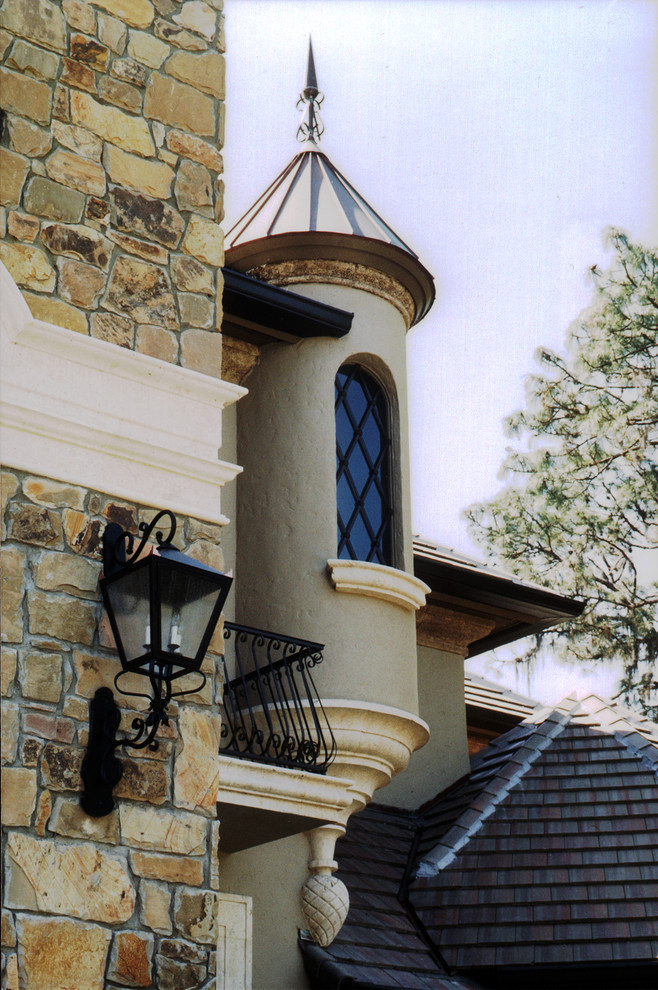 Inspiration for a traditional house exterior in Orlando.