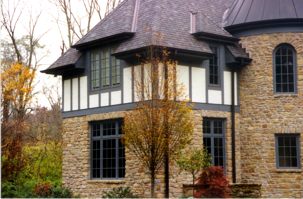 Идея дизайна: большой, двухэтажный, коричневый дом в классическом стиле с облицовкой из камня и полувальмовой крышей