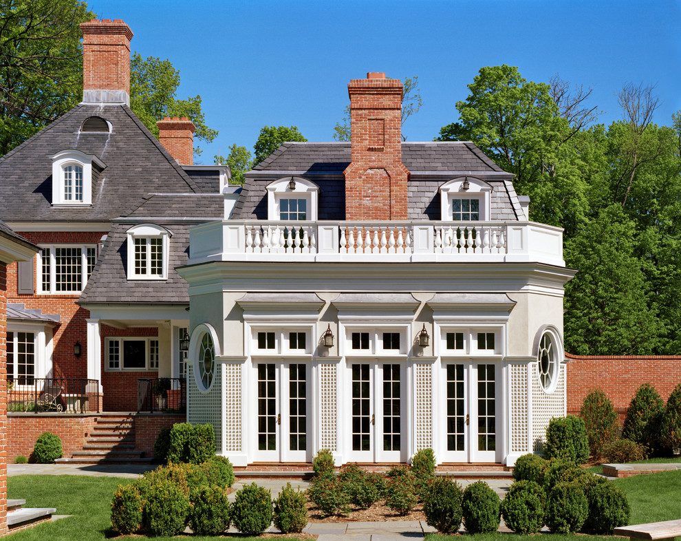 Свежая идея для дизайна: трехэтажный, кирпичный, красный дом в классическом стиле - отличное фото интерьера