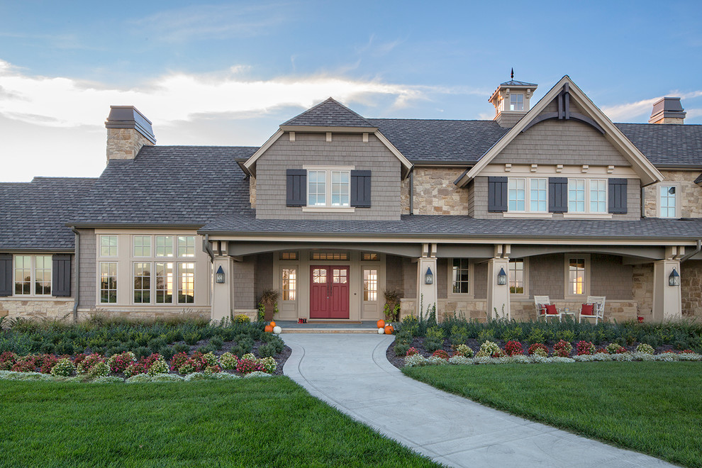 Zweistöckiges Einfamilienhaus mit Metallfassade, brauner Fassadenfarbe, Halbwalmdach und Schindeldach in Omaha