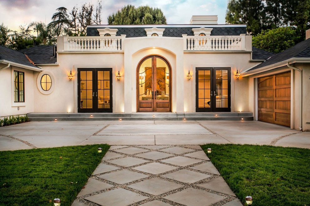 Großes, Zweistöckiges Einfamilienhaus mit Putzfassade, weißer Fassadenfarbe, Flachdach und Ziegeldach in Los Angeles