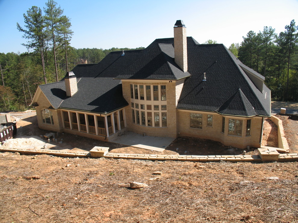 Geräumiges, Zweistöckiges Mediterranes Einfamilienhaus mit Steinfassade, weißer Fassadenfarbe, Satteldach und Schindeldach in Atlanta