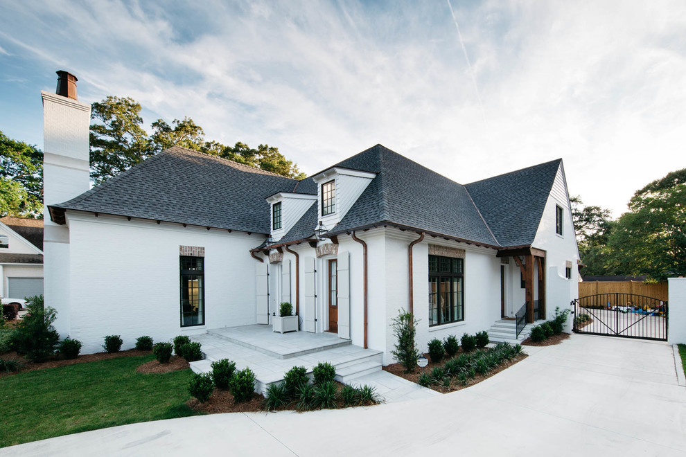 Идея дизайна: одноэтажный, белый дом среднего размера в стиле неоклассика (современная классика) с облицовкой из цементной штукатурки и вальмовой крышей