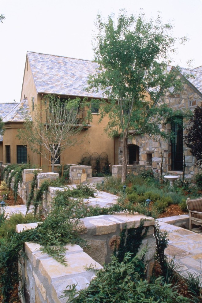 Ispirazione per la villa beige mediterranea a due piani di medie dimensioni con rivestimento in adobe, falda a timpano e copertura a scandole