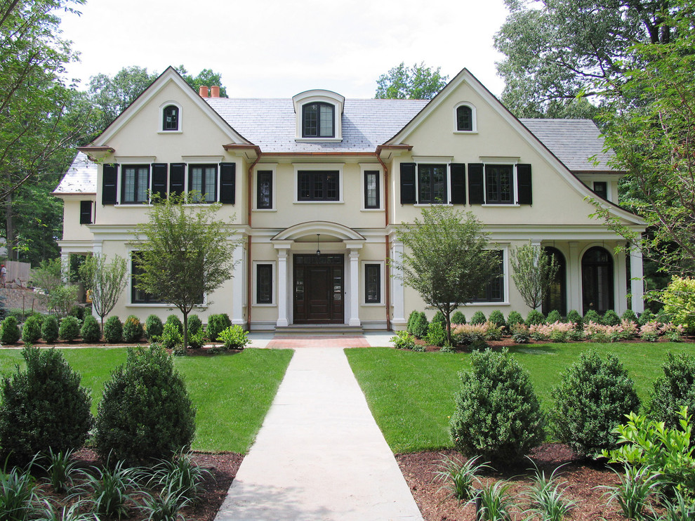 Inspiration pour une grande façade de maison blanche traditionnelle à deux étages et plus avec un toit à deux pans.