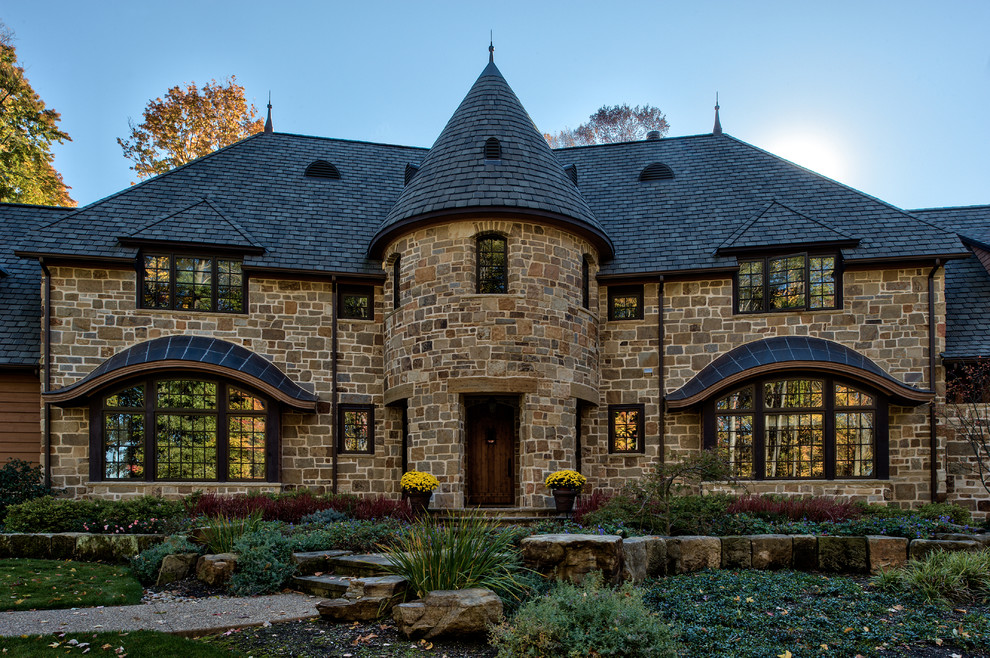 Aménagement d'une façade de maison en pierre.