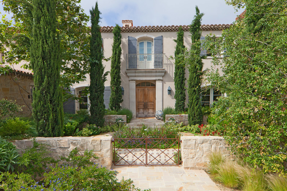 Ispirazione per la facciata di una casa beige mediterranea a due piani
