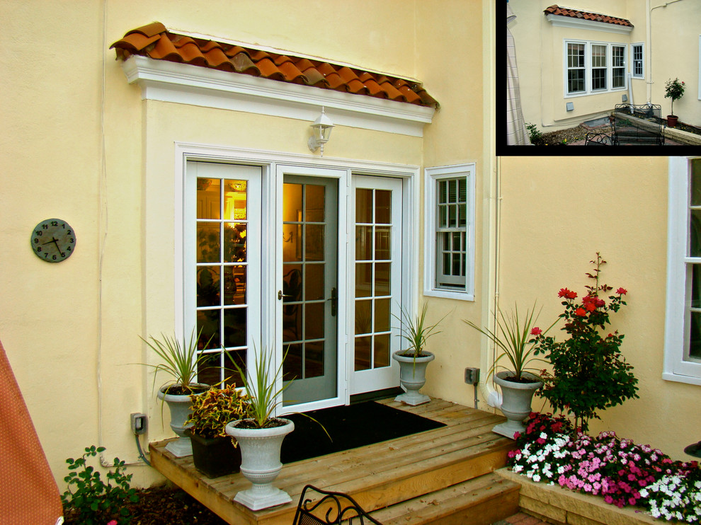 Aménagement d'une petite façade de maison jaune classique en stuc de plain-pied avec un toit en appentis.