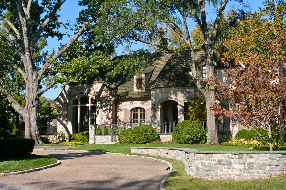 Immagine della facciata di una casa grande marrone eclettica a due piani con rivestimento in mattoni e tetto a padiglione