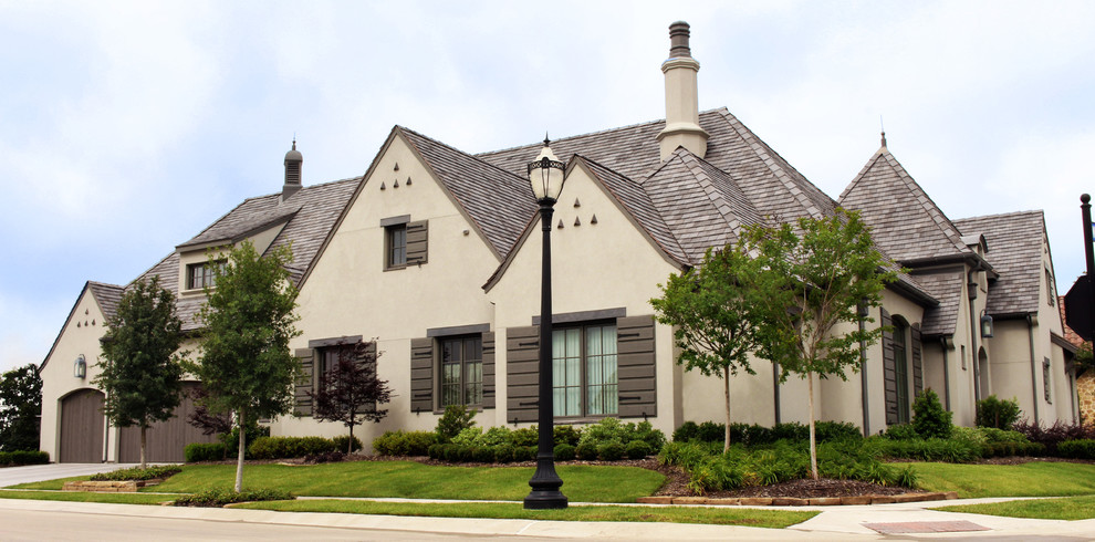 Einstöckiges, Mittelgroßes Klassisches Haus mit Putzfassade und grauer Fassadenfarbe in Dallas