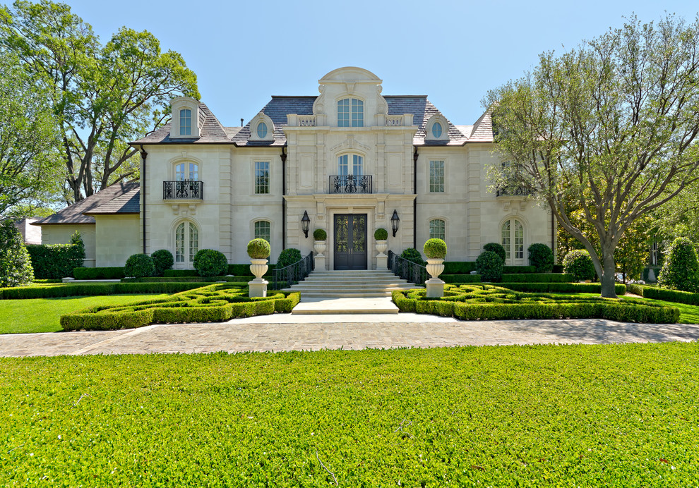 Photo of a classic house exterior in Dallas.