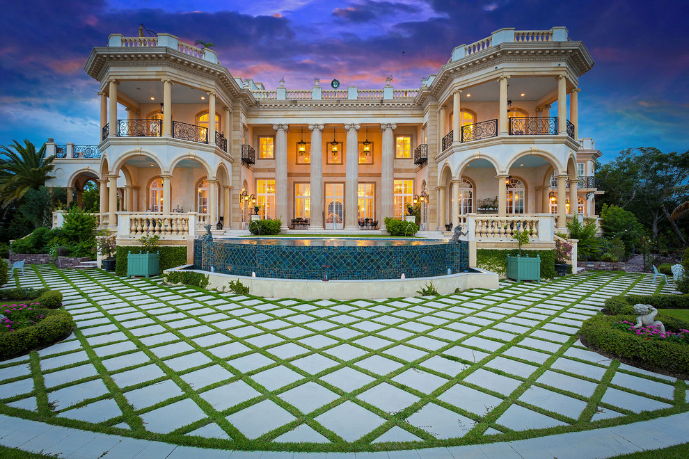 Foto della facciata di una casa ampia beige mediterranea a tre piani