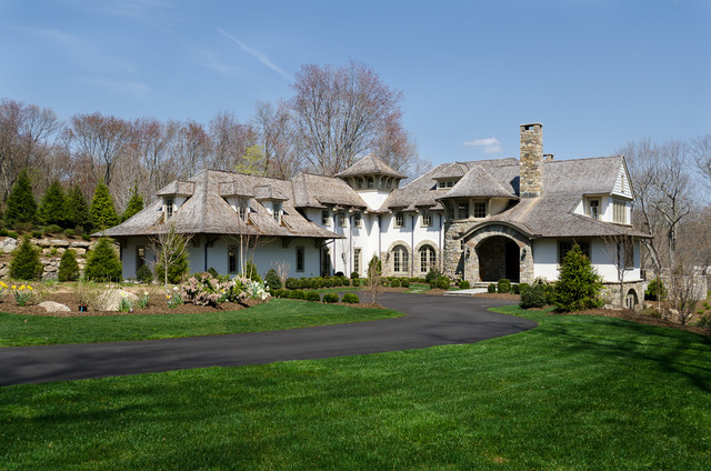 French Normandy Klassisch Häuser New York von Alisberg Parker