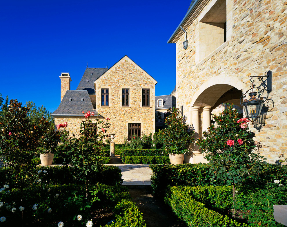 Immagine della facciata di una casa classica con rivestimento in pietra