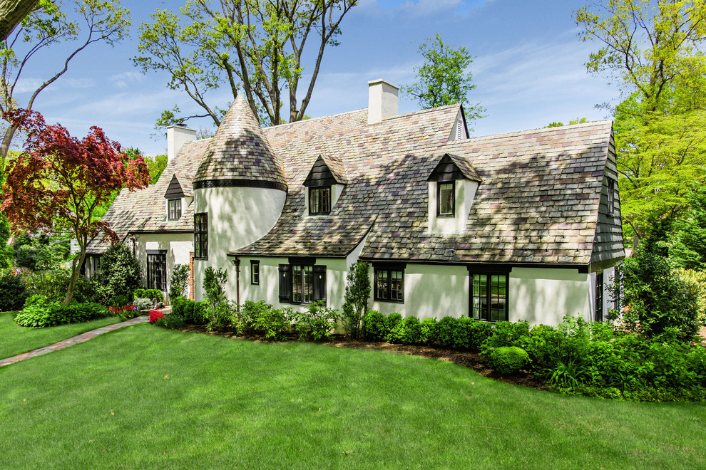 Geräumiges, Zweistöckiges Klassisches Einfamilienhaus mit Putzfassade, beiger Fassadenfarbe, Satteldach und Schindeldach in New York
