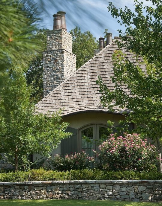 Idée de décoration pour une grande façade de maison grise style shabby chic en stuc de plain-pied avec un toit à quatre pans et un toit mixte.