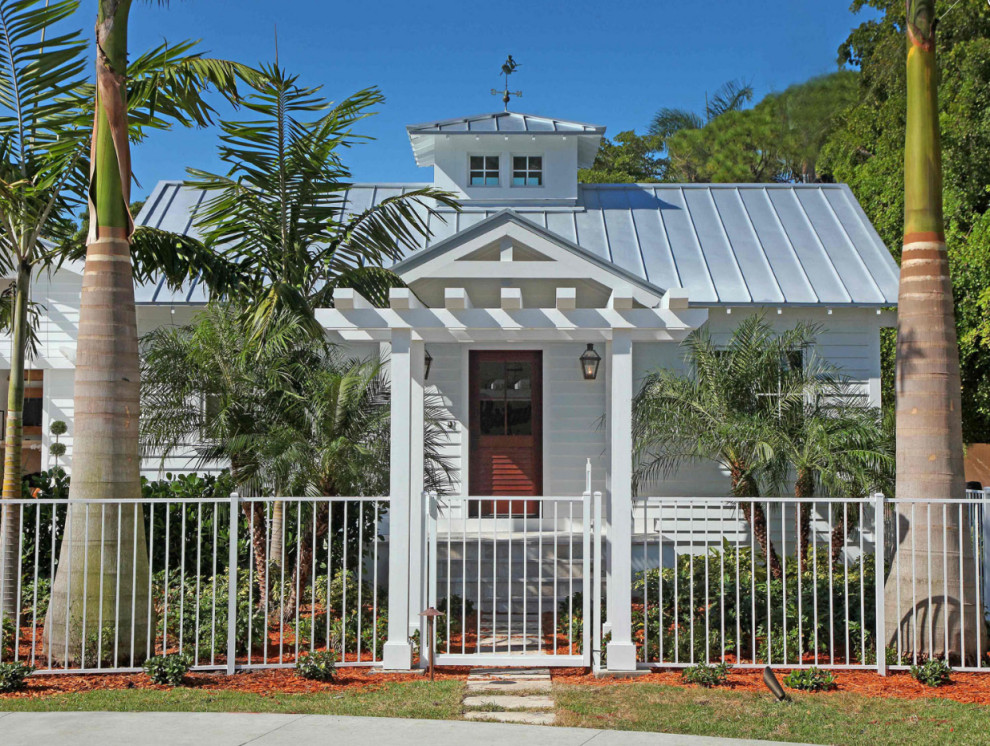 Kleines, Einstöckiges Maritimes Einfamilienhaus mit Mix-Fassade, weißer Fassadenfarbe und Blechdach in New Orleans