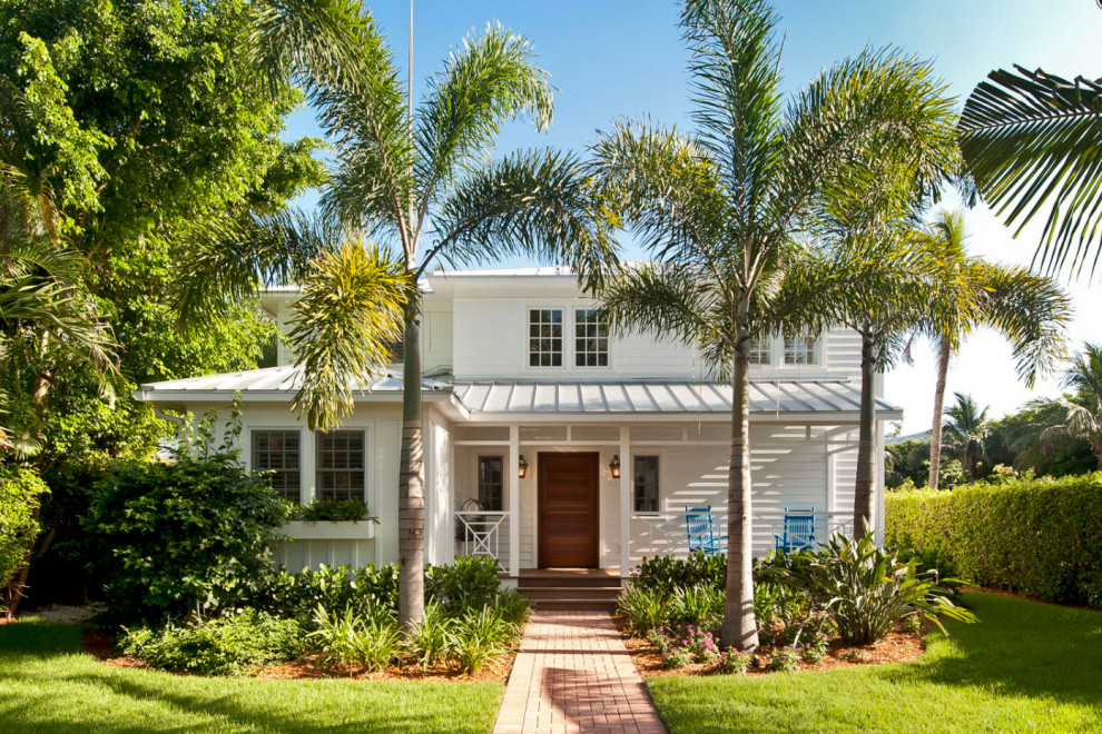 На фото: двухэтажный, белый частный загородный дом среднего размера в морском стиле с металлической крышей и вальмовой крышей