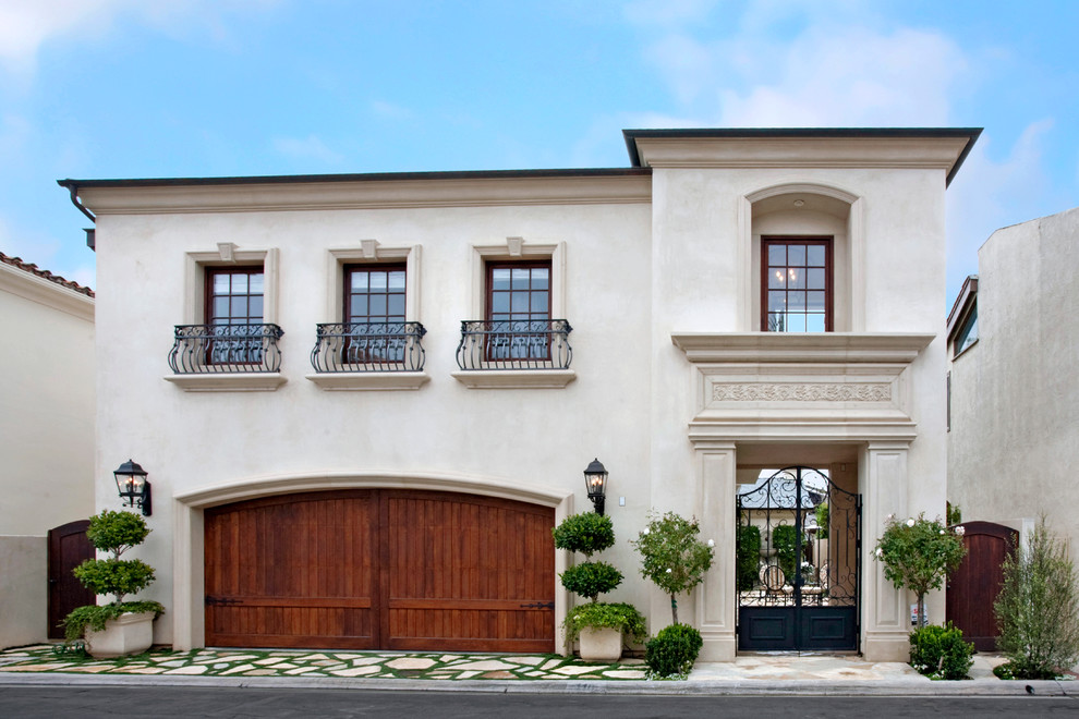 Стильный дизайн: двухэтажный, белый дом в средиземноморском стиле - последний тренд