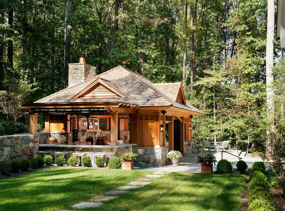 Свежая идея для дизайна: маленький, одноэтажный, деревянный, коричневый дом в классическом стиле для на участке и в саду - отличное фото интерьера