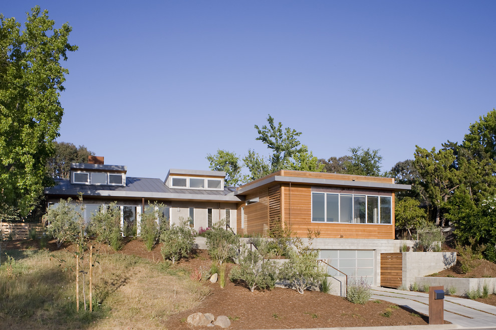 Inspiration pour une façade de maison design en bois avec boîte aux lettres.