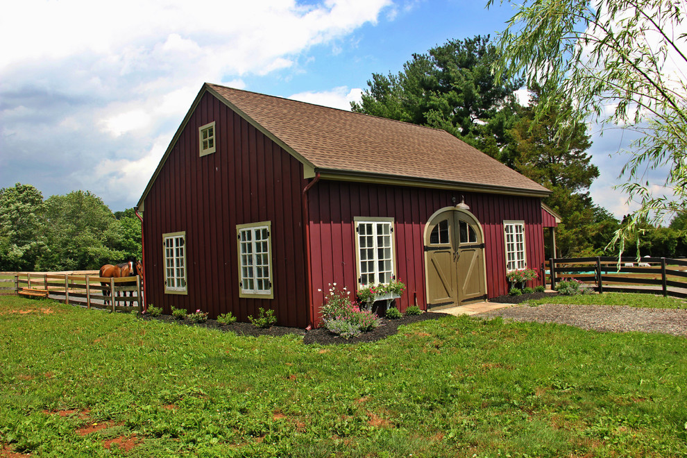 Источник вдохновения для домашнего уюта: маленький, одноэтажный, красный дом в стиле кантри с двускатной крышей и облицовкой из винила для на участке и в саду