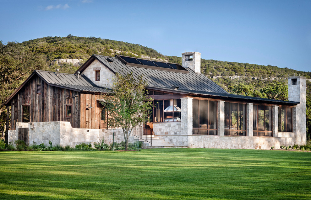 Einstöckiges Country Haus mit Mix-Fassade und Satteldach in Austin