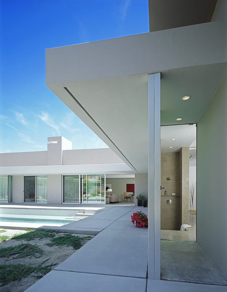 Modelo de fachada de casa blanca minimalista grande de una planta con tejado plano