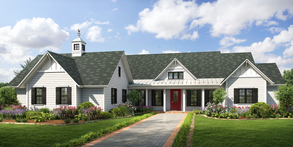 Mittelgroßes Country Einfamilienhaus mit Faserzement-Fassade, gelber Fassadenfarbe, Satteldach und Schindeldach in St. Louis
