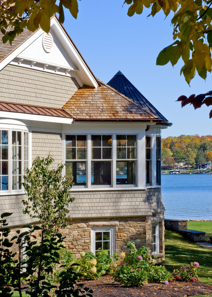 ボストンにあるトラディショナルスタイルのおしゃれな家の外観 (石材サイディング、混合材屋根) の写真