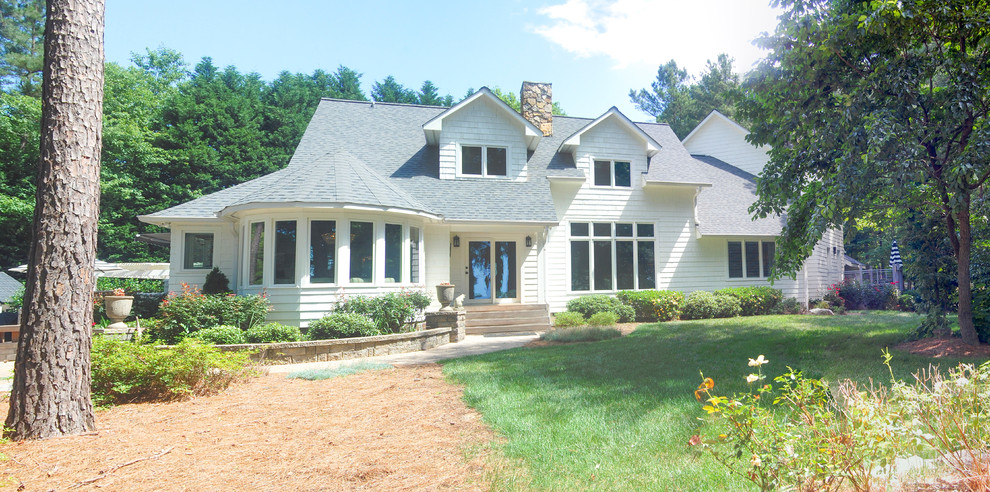 Imagen de fachada de casa blanca marinera de tamaño medio de dos plantas con revestimiento de madera y tejado de teja de madera