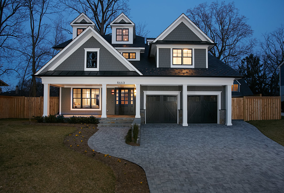 ワシントンD.C.にある高級なトラディショナルスタイルのおしゃれな家の外観 (コンクリート繊維板サイディング) の写真