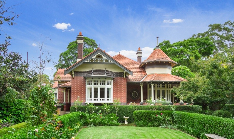 シドニーにあるラグジュアリーなトラディショナルスタイルのおしゃれな家の外観の写真