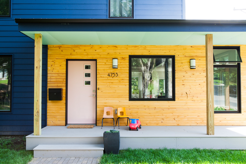 Exemple d'une façade de maison multicolore tendance à un étage avec un revêtement mixte.
